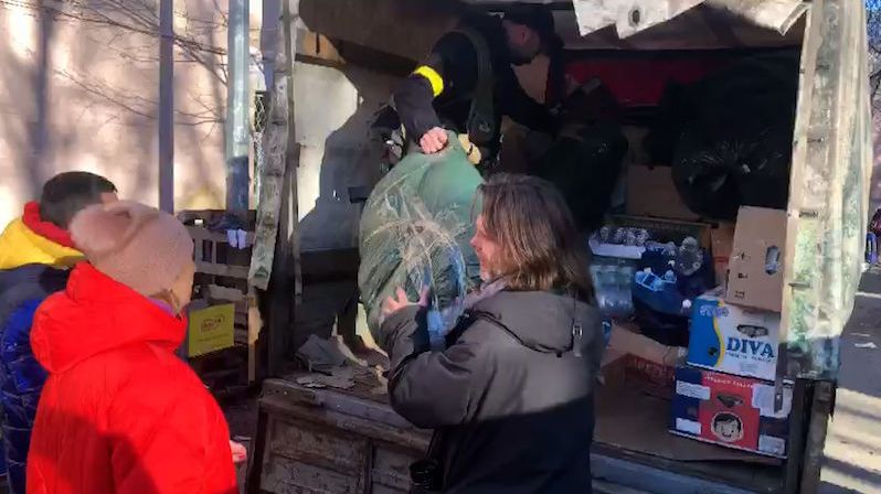 Lidi uvězněné v krytech živí dobrovolníci, popisuje reportér Novinek v Kyjevě